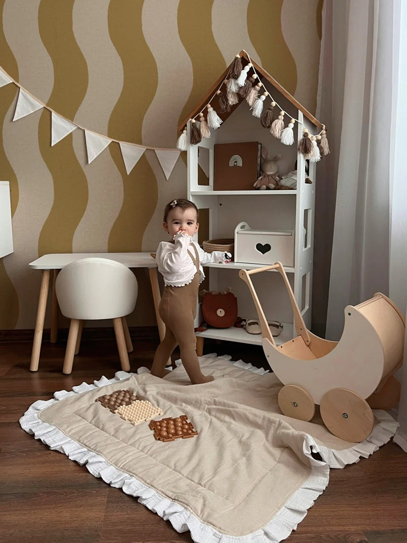 Annet Weelink Sway Stripe waves behang voor de kinderkamer okergeel  jongenskamer meisjeskamer neutrale kinderkamer