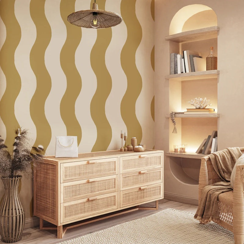 Annet Weelink Sway Stripe waves behang voor de kinderkamer okergeel  jongenskamer meisjeskamer neutrale kinderkamer