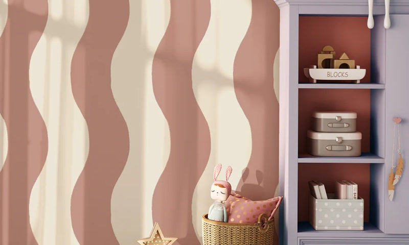 Annet Weelink Sway Stripe waves behang voor de kinderkamer terra roze meisjeskamer 