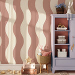 Annet Weelink Sway Stripe waves behang voor de kinderkamer terra roze meisjeskamer 