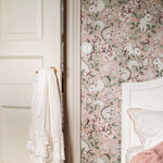 Borastapeter kinderbehang bosdieren behang roze konijnen eekhoorns Magic Forest 7476 roze