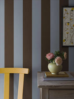 Båstad strepen behang voor de kinderkamer jongenskamer lichtblauw bruin Borastapeter 9801W