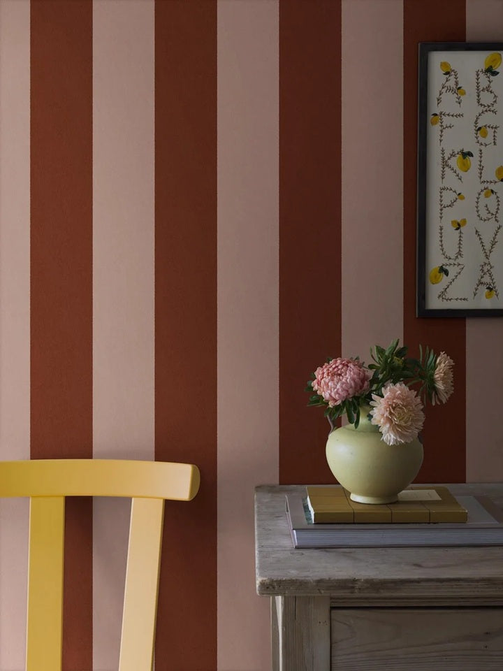 Båstad strepen behang voor de kinderkamer tienerkamer meisjeskamer framboos met lichtroze Borastapeter 9803W