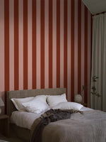 Båstad strepen behang voor de kinderkamer tienerkamer meisjeskamer framboos met lichtroze Borastapeter 9803W