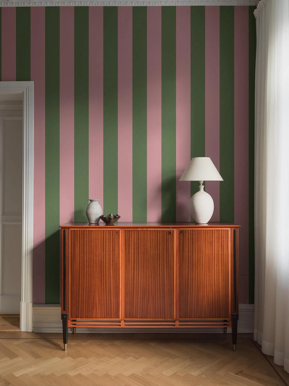 Borastapeter m aatwerk strepen behang voor de meisjeskamer en tienerkamer roze groen