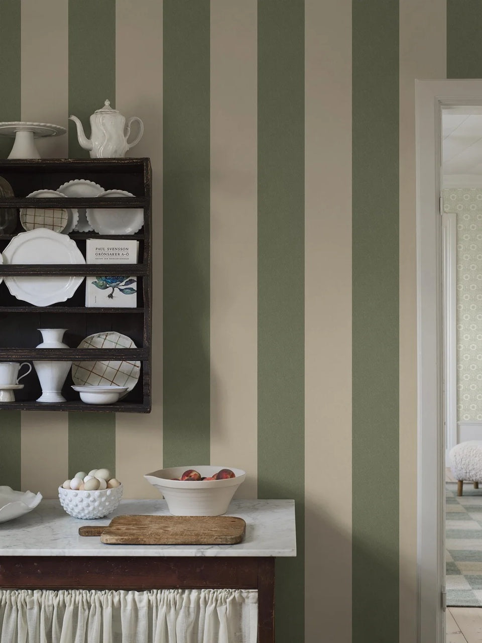 Borastapeter maatwerk strepen behang voor de jongenskamer meisjeskamer neutrale kinderkamer en tienerkamer offwhite groen 9797W