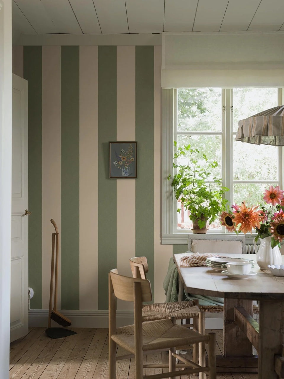 Borastapeter maatwerk strepen behang voor de jongenskamer meisjeskamer neutrale kinderkamer en tienerkamer offwhite groen 9797W