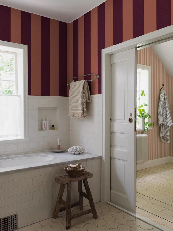 Borastapeter maatwerk strepen behang voor de meisjeskamer en tienerkamer terra bordeaux