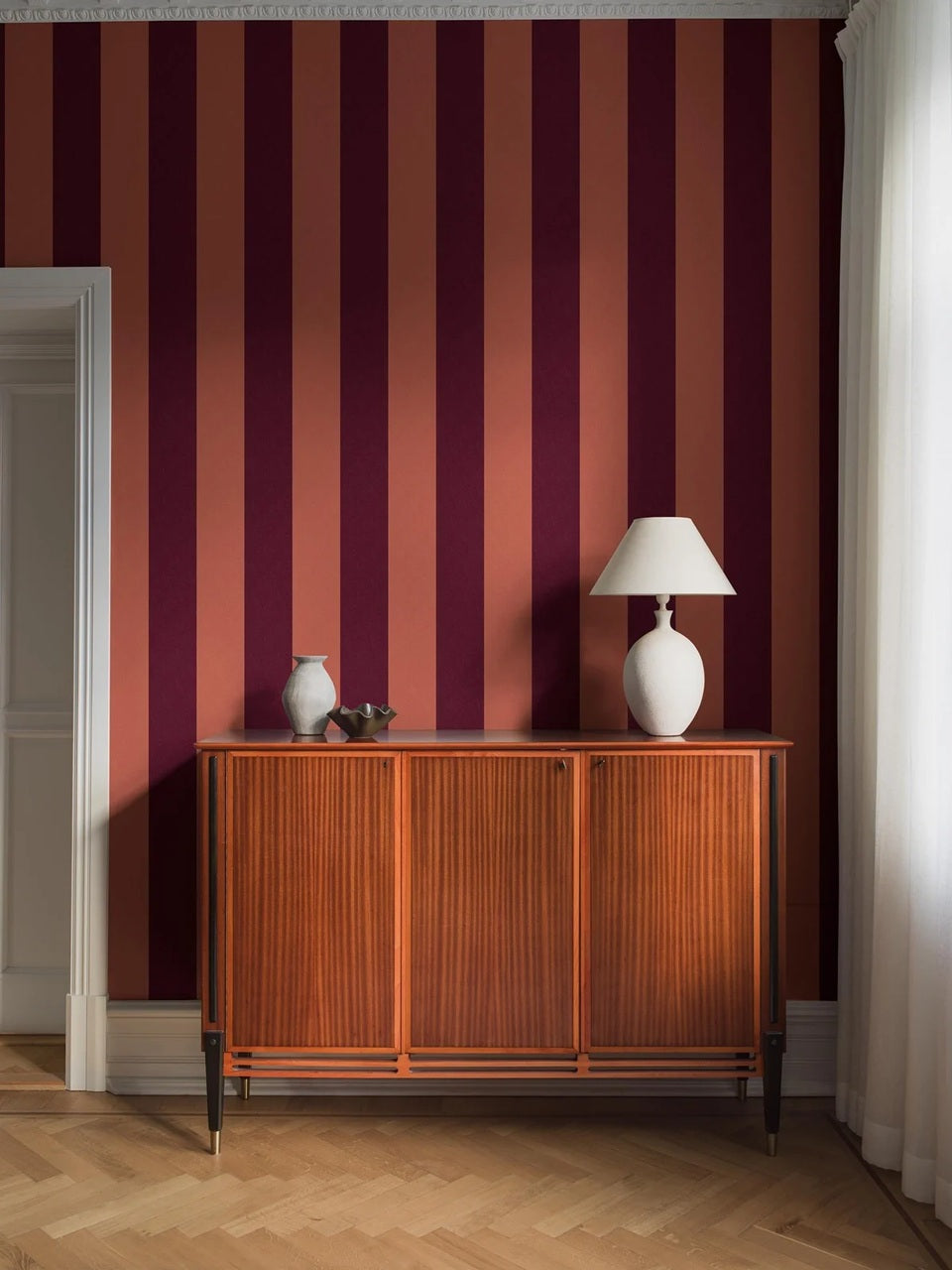 Borastapeter maatwerk strepen behang voor de meisjeskamer en tienerkamer terra bordeaux