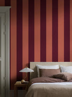 Borastapeter maatwerk strepen behang voor de meisjeskamer en tienerkamer terra bordeaux
