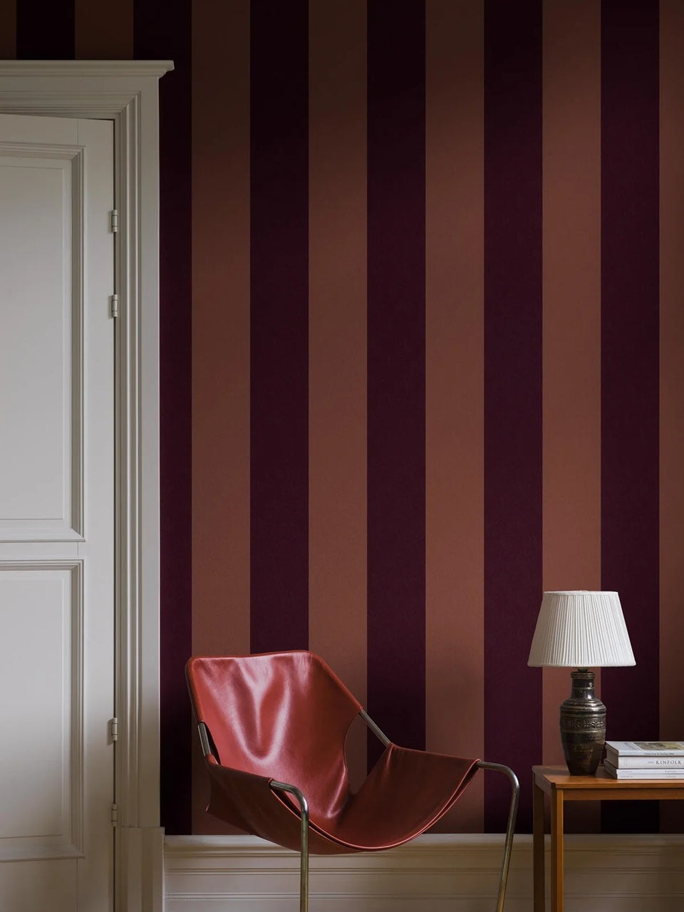 Borastapeter maatwerk strepen behang voor de meisjeskamer en tienerkamer terra bordeaux