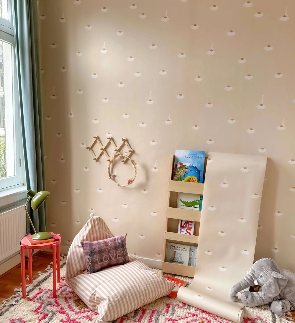 Creative Lab Amsterdam behang voor de kinderkamer en babykamer camomile soft almond beige