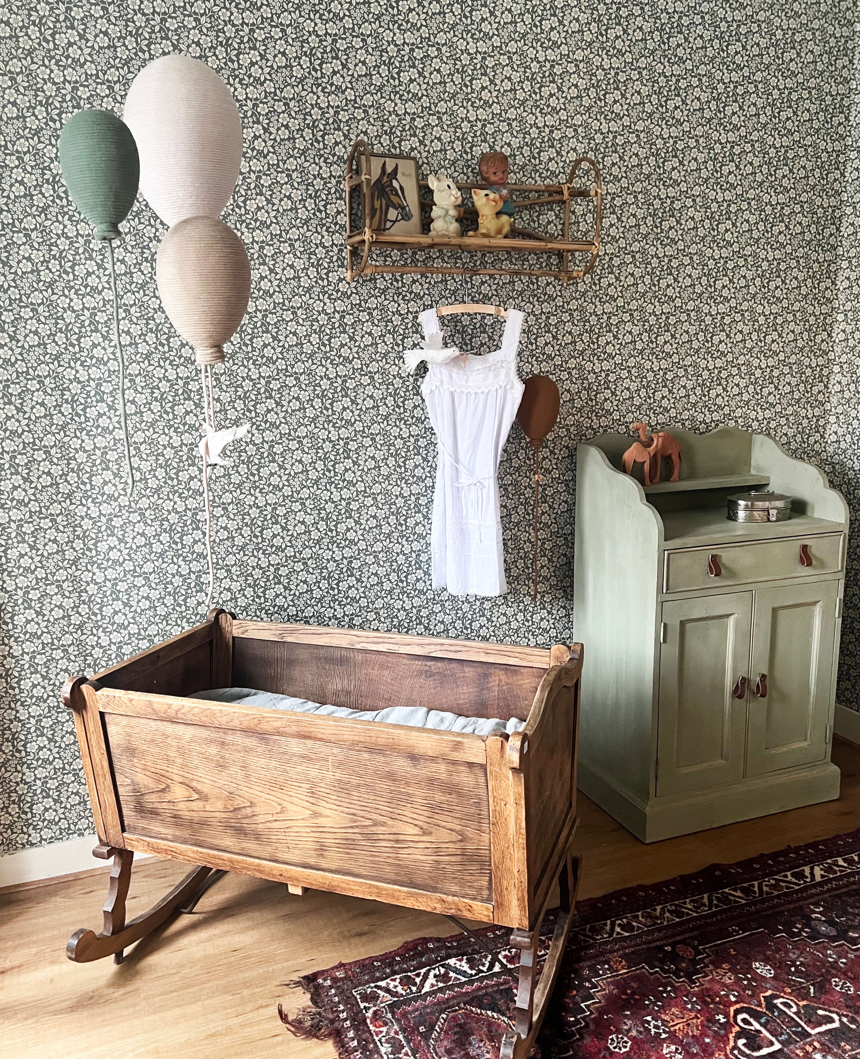 Creative Lab Amsterdam Flower Shower bloemen behang babykamer meisjeskamer groen