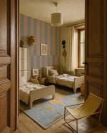 Dekornik gestreept behang upside down blauw beige jongenskamer neutrale kinderkamer.