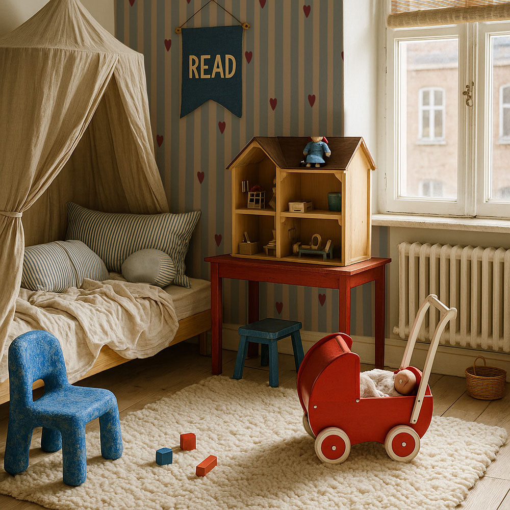 Dekornik French Hearts Stripes lichtblauw strepen behang met rode hartjes voor meisjeskamer