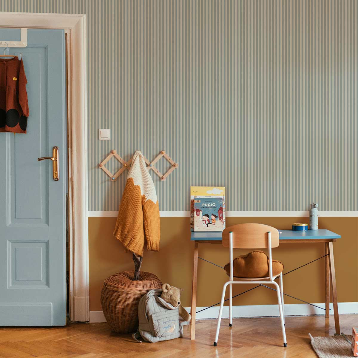 Strepen behang dekornik voor de kinderkamer lichtblauw