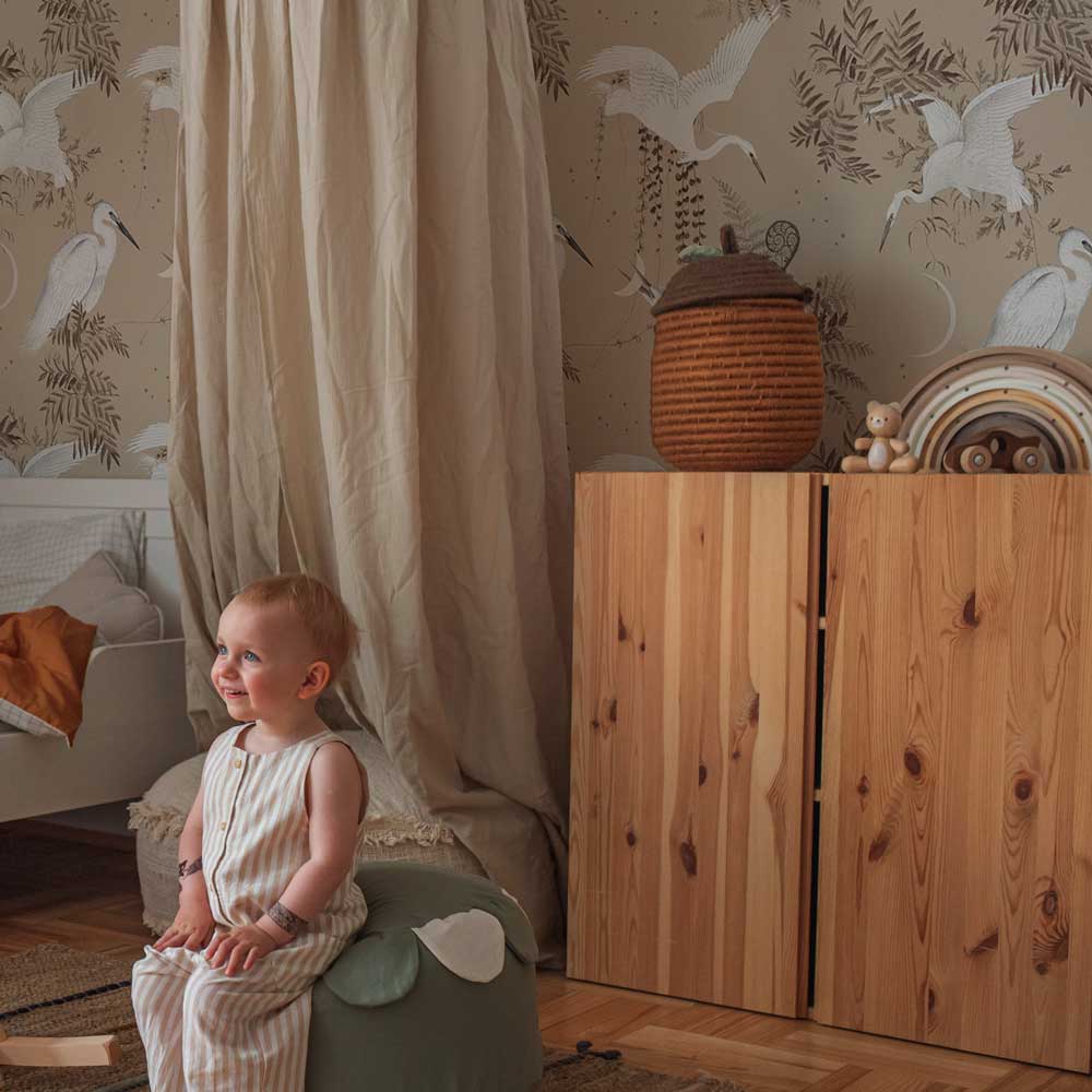 Dekornik behang voor de kinderkamer herons reigers beige