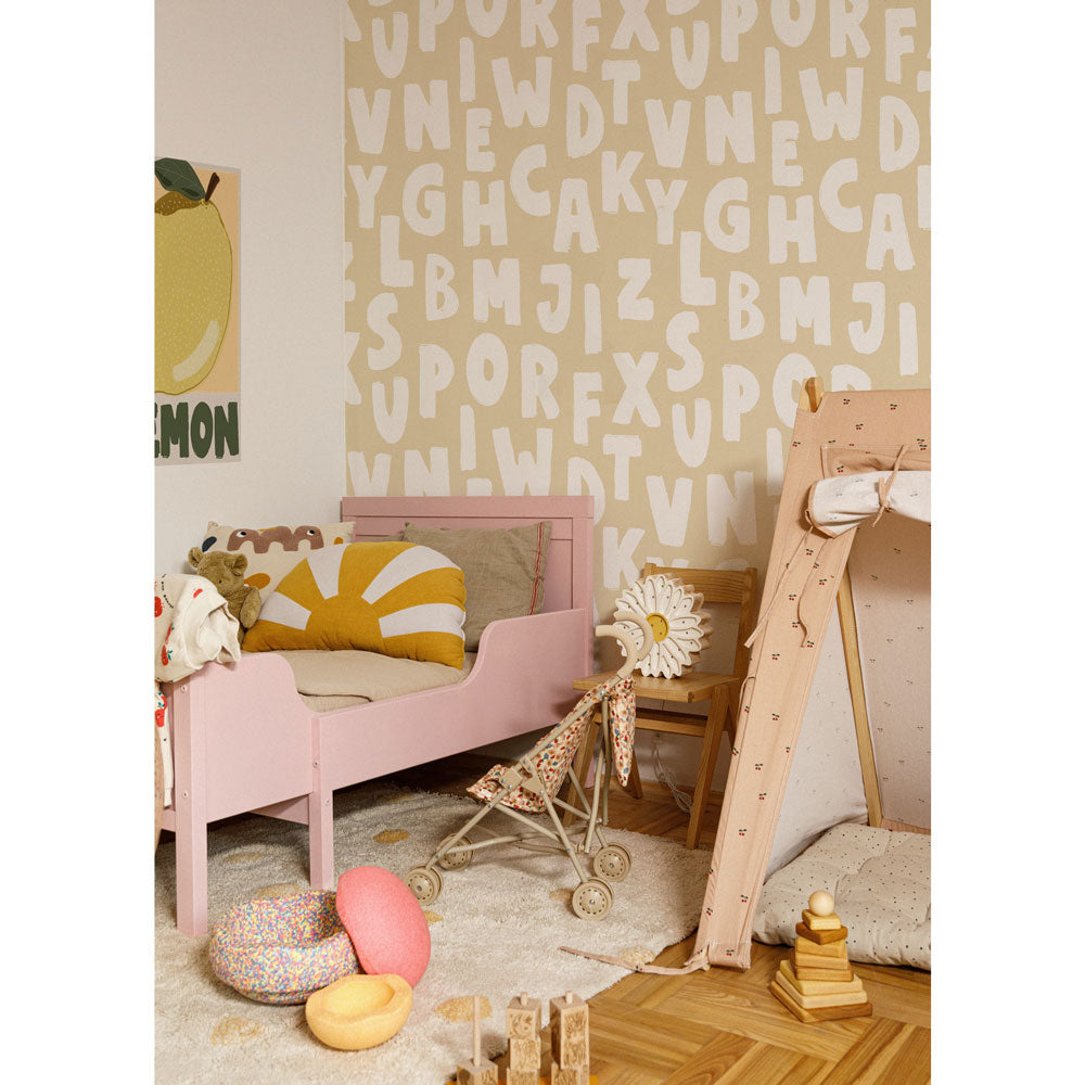 Dekornik behang voor de kinderkamer met letters beige