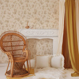 Dekornik Subtle Beige Leaves beige bloemen behang voor de babykamer en meisjeskamer