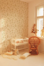 Dekornik Subtle Beige Leaves beige bloemen behang voor de babykamer en meisjeskamer