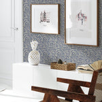 Ditsy Daisy bloemen behang voor de kinderkamer van Annet Weelink blauw