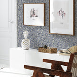 Ditsy Daisy bloemen behang voor de kinderkamer van Annet Weelink blauw