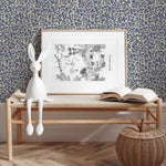 Ditsy Daisy bloemen behang voor de kinderkamer van Annet Weelink blauw