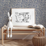 Ditsy Daisy bloemen behang voor de kinderkamer van Annet Weelink blauw