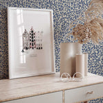 Ditsy Daisy bloemen behang voor de kinderkamer van Annet Weelink blauw