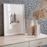 Ditsy Daisy bloemen behang voor de kinderkamer van Annet Weelink blauw