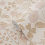 ESTAhome bloemen en vogels behang voor de meisjeskamer en babyamer. Beige en zachtroze 139868