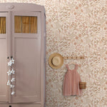 ESTAhome bloemen en vogels behang voor de meisjeskamer en babyamer. Beige en zachtroze 139868