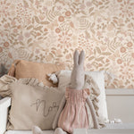 ESTAhome bloemen en vogels behang voor de meisjeskamer en babyamer. Beige en zachtroze 139868