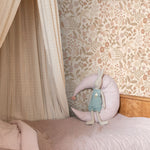 ESTAhome bloemen en vogels behang voor de meisjeskamer en babyamer. Beige en zachtroze 139868