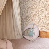 ESTAhome bloemen en vogels behang voor de meisjeskamer en babyamer. Beige en zachtroze 139868