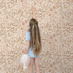 ESTAhome bloemen en vogels behang voor de meisjeskamer en babyamer. Beige en zachtroze 139868