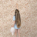 ESTAhome bloemen en vogels behang voor de meisjeskamer en babyamer. Beige en zachtroze 139868