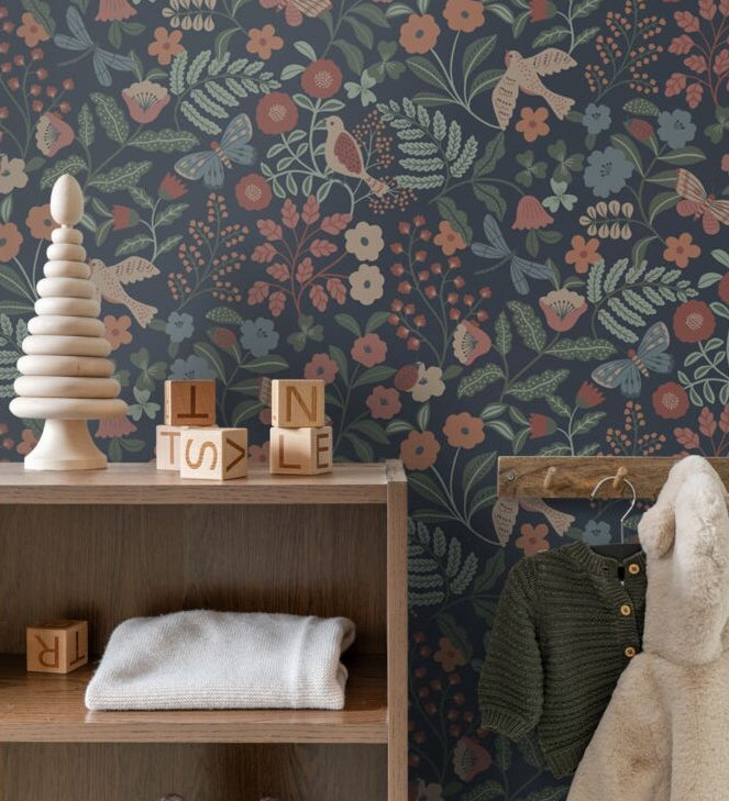ESTAhome bloemen behang voor meisjeskamer donkerblauw bloemen en vogels 139870