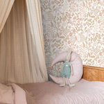 ESTAhome bloemen en vogels behang voor de meisjeskamer en babyamer. Beige en zachtroze 139866