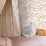 ESTAhome bloemen en vogels behang voor de meisjeskamer en babyamer. Beige en zachtroze 139866