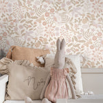ESTAhome bloemen en vogels behang voor de meisjeskamer en babyamer. Beige en zachtroze 139866