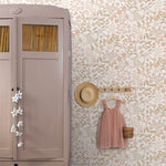 ESTAhome bloemen en vogels behang voor de meisjeskamer en babyamer. Beige en zachtroze 139866