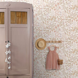 ESTAhome bloemen en vogels behang voor de meisjeskamer en babyamer. Beige en zachtroze 139866
