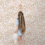 ESTAhome bloemen en vogels behang voor de meisjeskamer en babyamer. Beige en zachtroze 139866