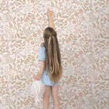 ESTAhome bloemen en vogels behang voor de meisjeskamer en babyamer. Beige en zachtroze 139866