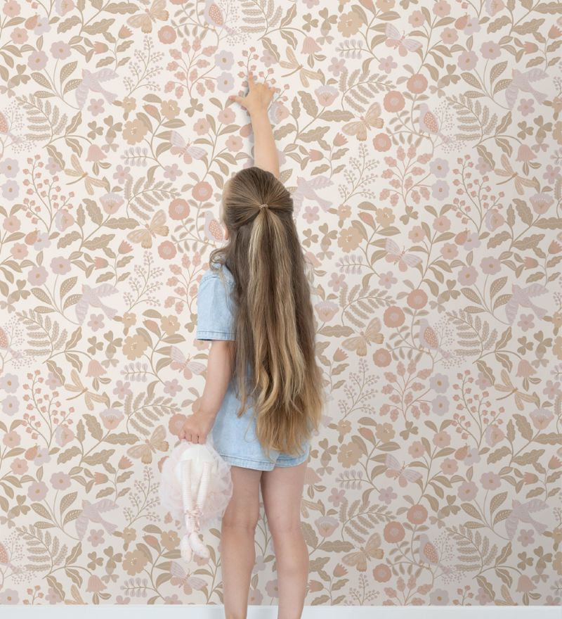 ESTAhome bloemen en vogels behang voor de meisjeskamer en babyamer. Beige en zachtroze 139866