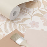 ESTAhome bloemen en vogels behang voor de meisjeskamer en babyamer. Beige en zachtroze 139866