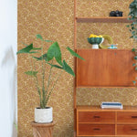 ESTAhome madeliefjes bloemenbehang okergeel voor de meisjeskamer en babykamer. 131152