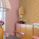 ESTAhome madeliefjes bloemenbehang okergeel voor de meisjeskamer en babykamer. 131152