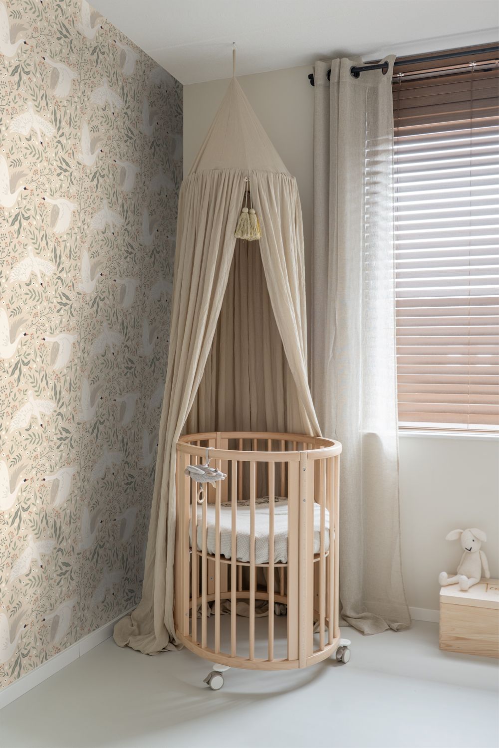 ESTAhome zwanen behang voor babykamer meisjeskamer met zwanen beige 139797